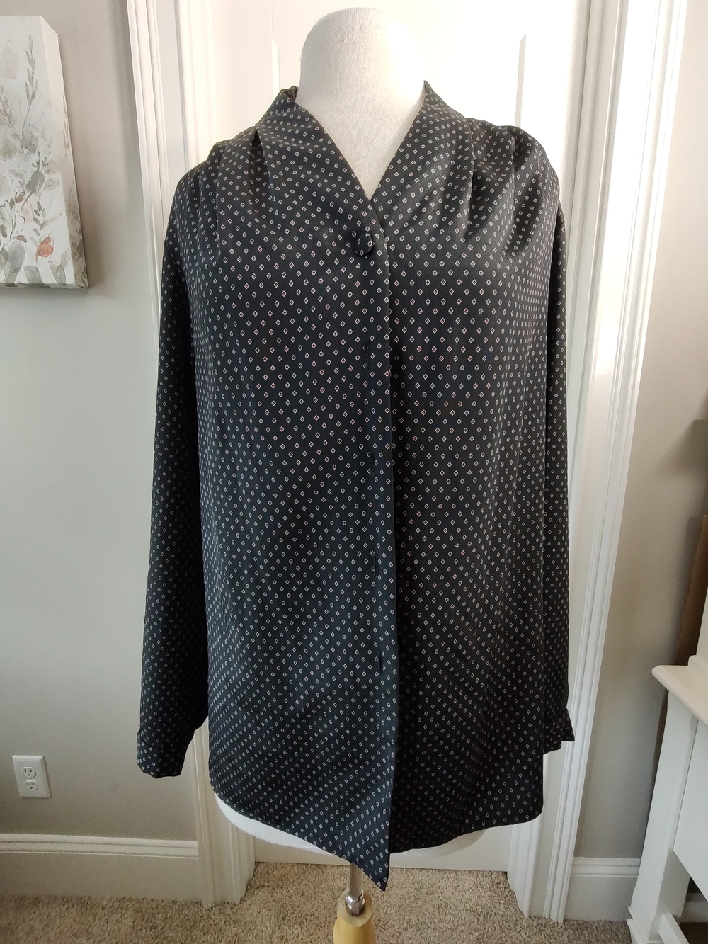Evan-Picone Black Blouse with Pink and White Diamond Print Classic Prestigious
